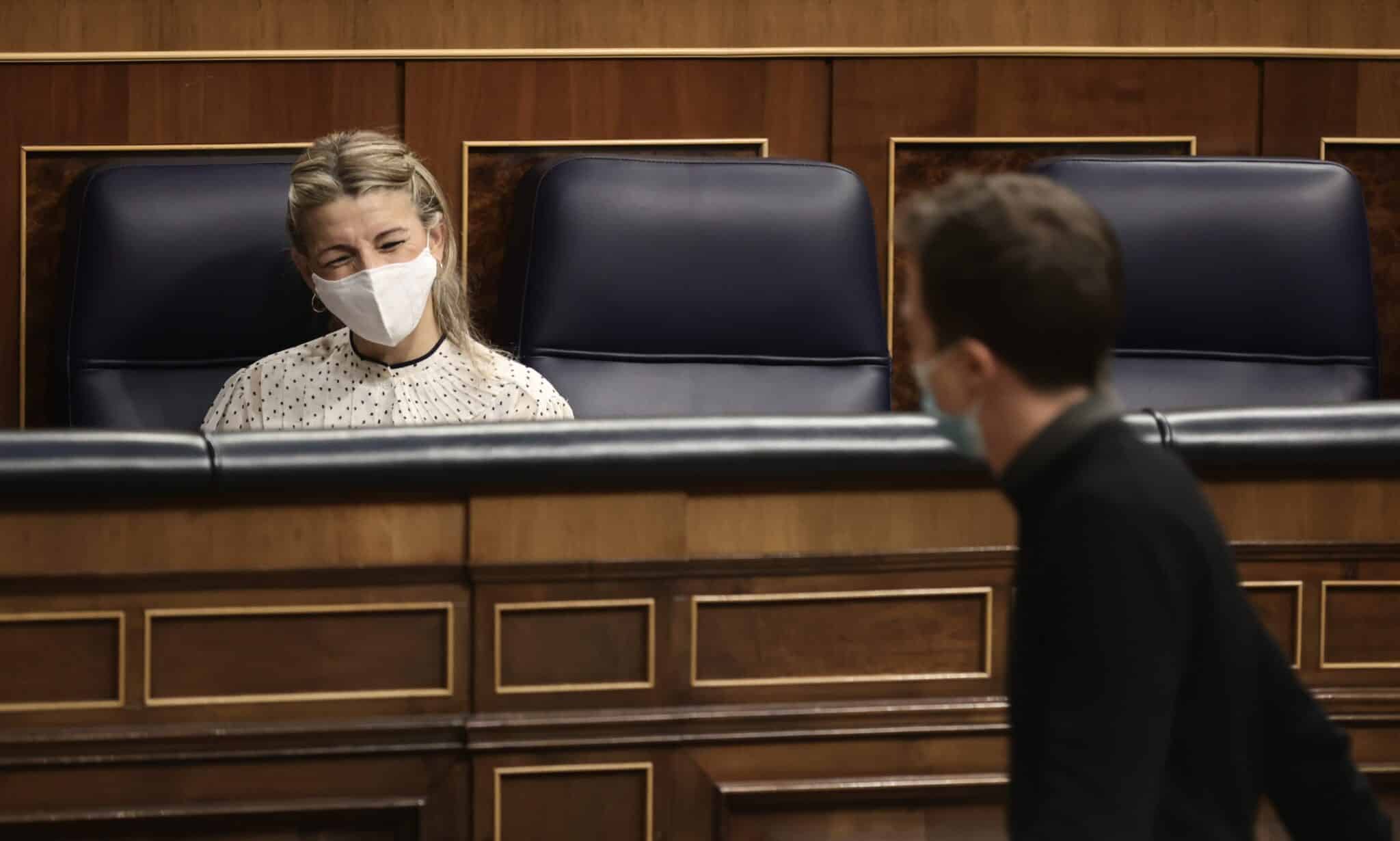 El líder de Más País, Íñigo Errejón, pasa por delante de la vicepresidenta segunda del Gobierno y ministra de Trabajo, Yolanda Díaz