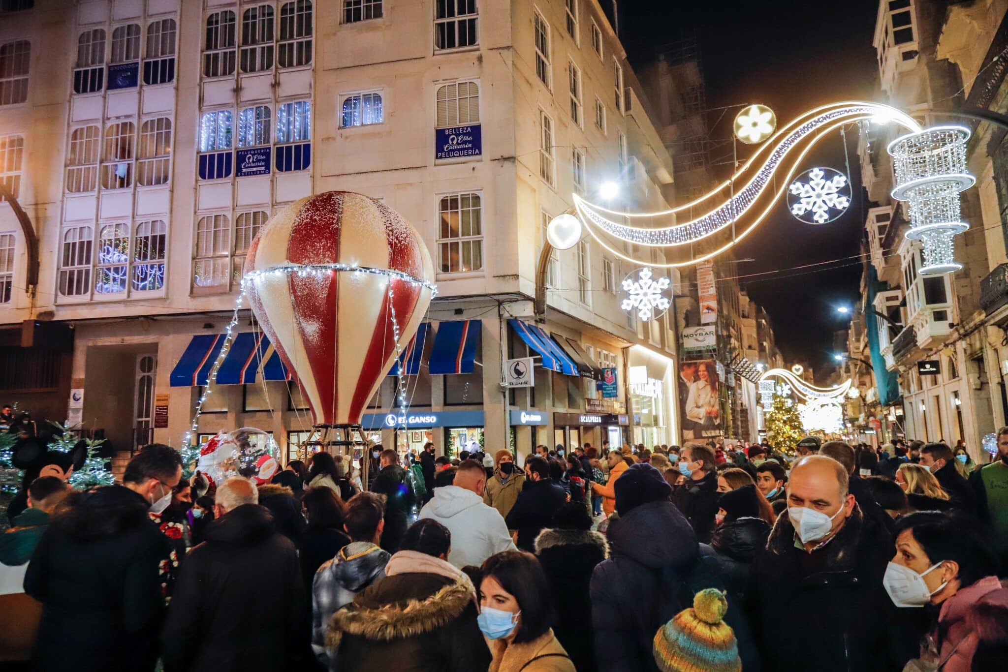 Ambiente en las calles y establecimientos de Vigo a una semana de Nochebuena.