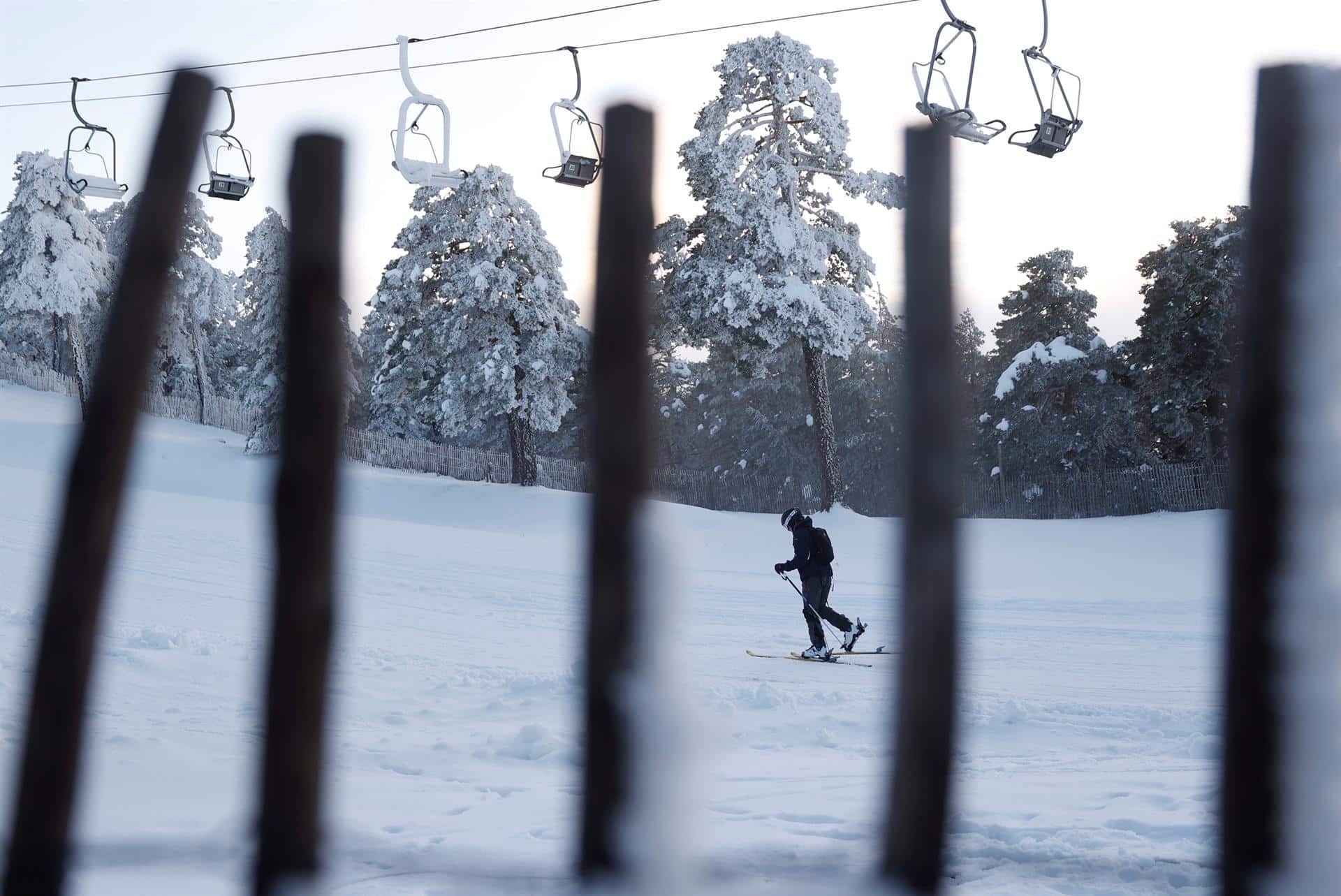 Un hombre hace travesía en la estación de esquí de Navacerrada.