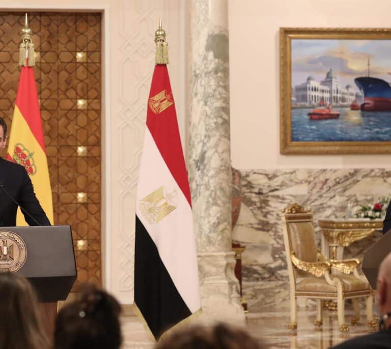 Sánchez acepta la exigencia egipcia de no celebrar rueda de prensa y mima a Al Sisi: "Será un honor recibirle en España"
