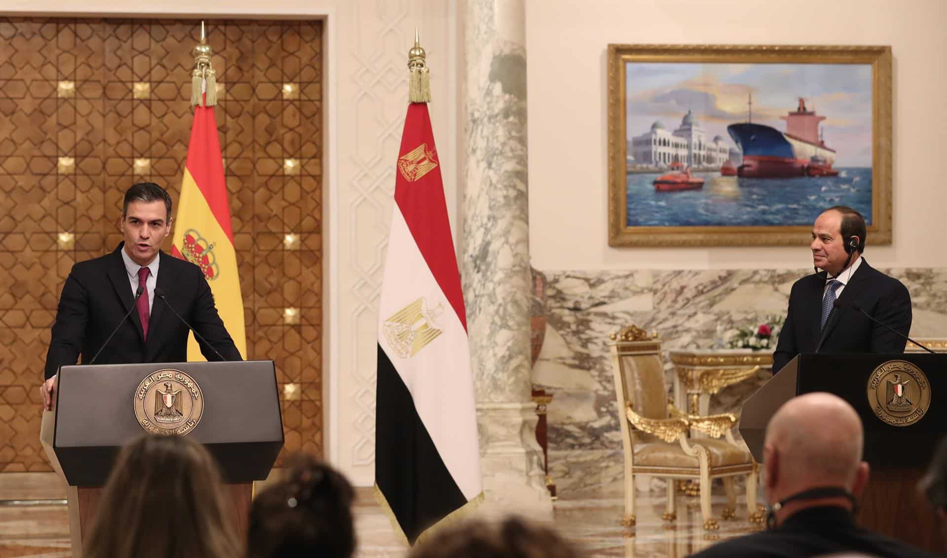 Sánchez acepta la exigencia egipcia de no celebrar rueda de prensa y mima a Al Sisi: "Será un honor recibirle en España"