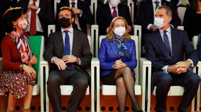 El rey Felipe VI (d), la vicepresidenta primera y ministra de Economía Nadia Calviño (2d), el líder del Partido Popular, Pablo Casado (2i) y la presidenta del Banco Santander Ana Botín (i). El rey Felipe VI (d), la vicepresidenta primera y ministra de Economía Nadia Calviño (2d), el líder del Partido Popular, Pablo Casado (2i) y la presidenta del Banco Santander Ana Botín (i).