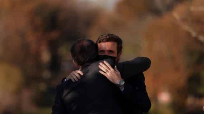 Alberto Núñez Feijóo y Pablo Casado, abrazados este viernes en Galicia. Alberto Núñez Feijóo y Pablo Casado, abrazados este viernes en Galicia.