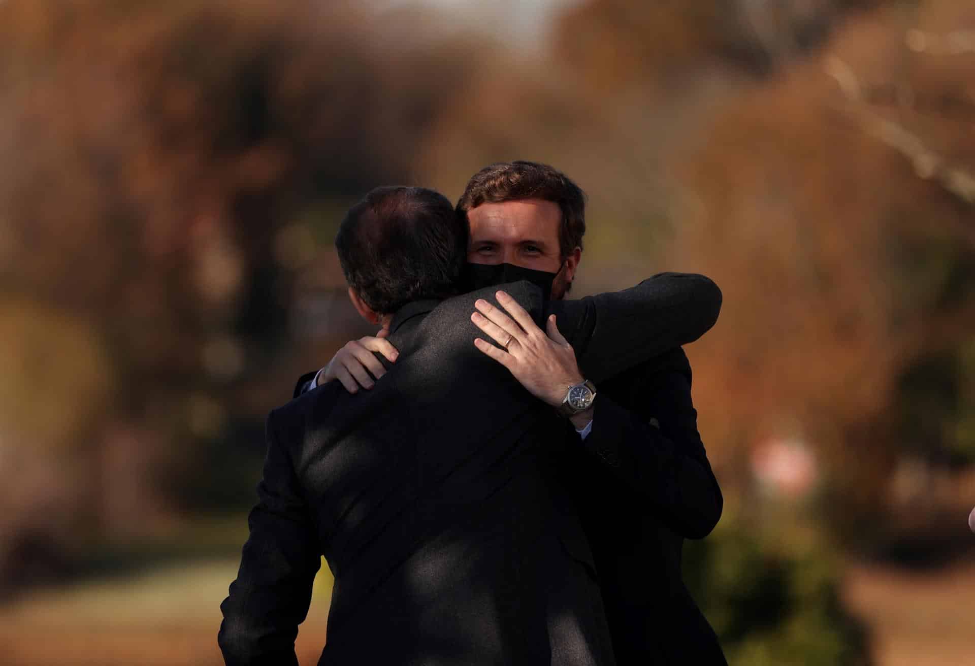 Alberto Núñez Feijóo y Pablo Casado, abrazados este viernes en Galicia.