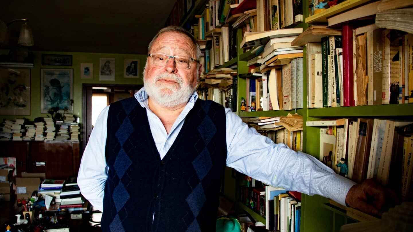 El filósofo Fernando Savater posa en la librería de su casa en Madrid