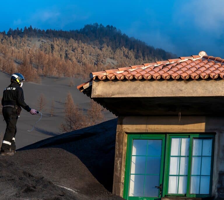 "El principio de la reconstrucción": día uno en La Palma d. V. (después del volcán)