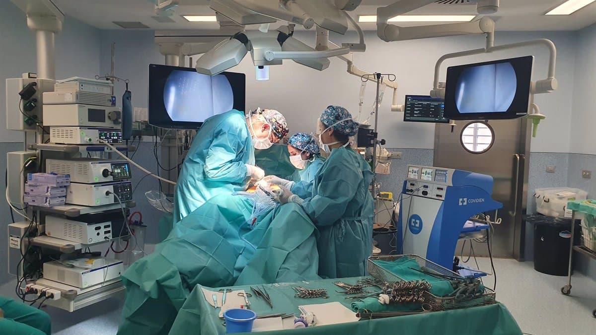 Interior de un quirófano en un hospital.