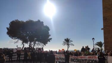 Más de 300 personas se concentran ante el Palacio de la Almudaina al grito de 'libertad' y 'Armengol dimisión'