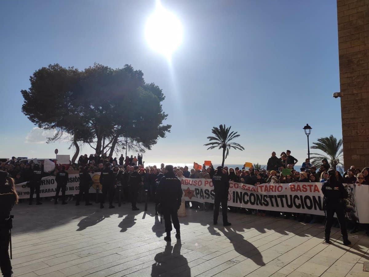 Más de 300 personas se concentran ante el Palacio de la Almudaina al grito de 'libertad' y 'Armengol dimisión'