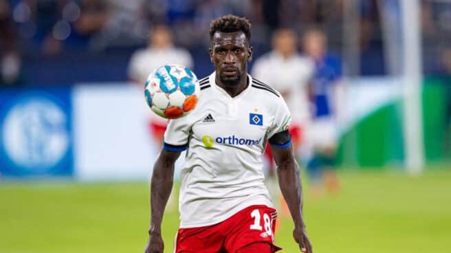 Hamburgo's Bakery Jatta en acción durante el segundo partido de fútbol de la Bundesliga alemana entre el FC Schalke 04 y el Hamburger SV en Veltins Arena.