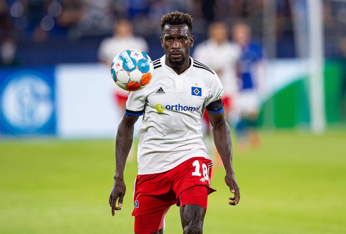 Hamburgo's Bakery Jatta en acción durante el segundo partido de fútbol de la Bundesliga alemana entre el FC Schalke 04 y el Hamburger SV en Veltins Arena.