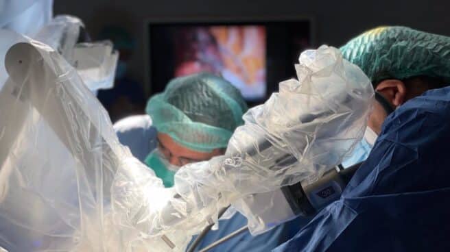 El Hospital de Bellvitge extrae una costilla con cirugía robótica y una incisión, por primera vez en el mundo