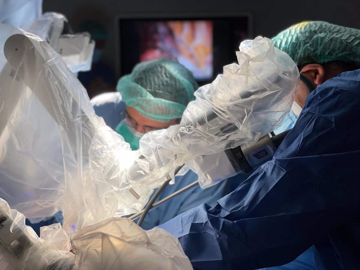 El Hospital de Bellvitge extrae por primera vez en el mundo una costilla con una sola incisión