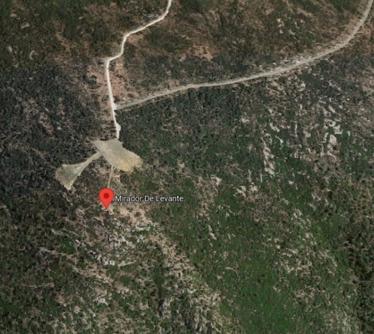 Fallece un parapentista tras sufrir un choque con otro y caer en una zona de bosque en Cádiz