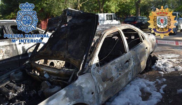 Policía Nacional detiene a un hombre acusado de incendiar 15 coches en Coslada Coche calcinado en la carretera de Coslada