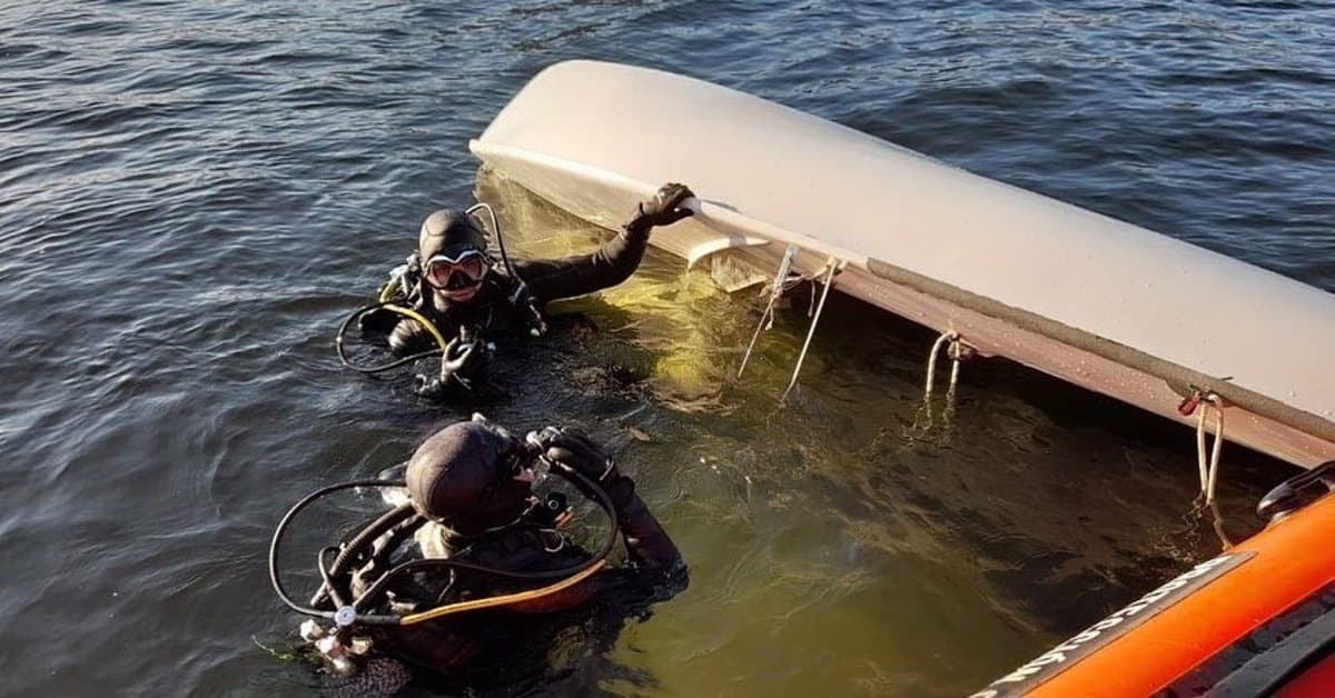 Rescate de un deportista en el embalse de Plasencia tras volcar su embarcación.