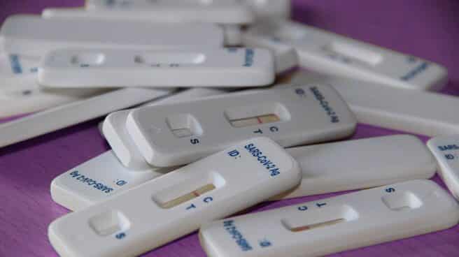 Hallan un método de falsificación por Bluetooth en una prueba de antígenos Varias pruebas de antígenos