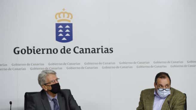 El portavoz del Gobierno de Canarias, Julio Pérez, y el consejero de Sanidad, Blas Trujillo, en la rueda de prensa posterior al Consejo de Gobierno.