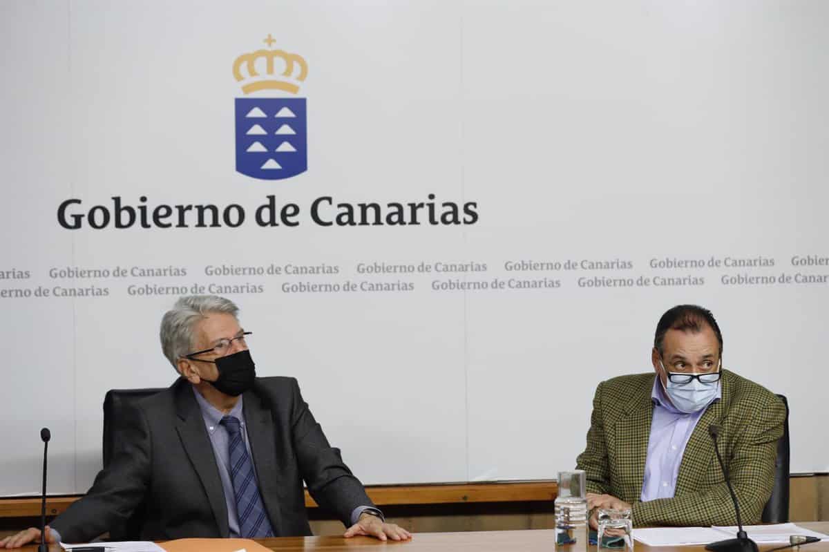 El portavoz del Gobierno de Canarias, Julio Pérez, y el consejero de Sanidad, Blas Trujillo, en la rueda de prensa posterior al Consejo de Gobierno.
