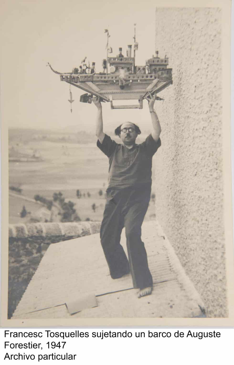 Francesc Tosquelles sujetando un barco de Auguste Forestier