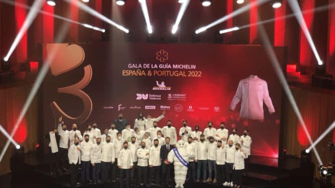 Imagen de los 33 representantes de los restaurantes que han obtenido su primera Estrella Michelín