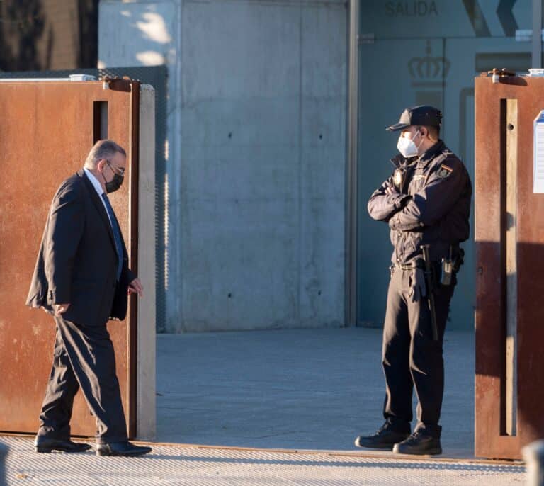 Un acusado dice que, como Villarejo, otros policías facturaban también con sus empresas