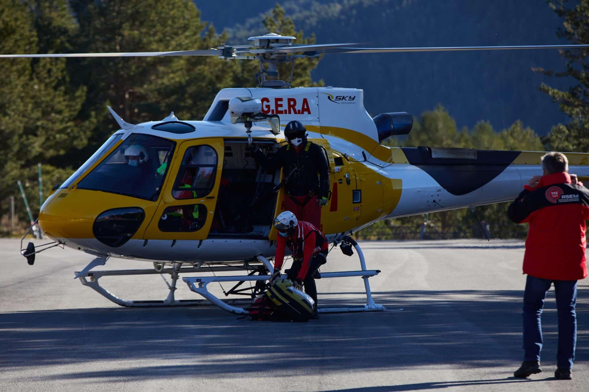 Helicóptero de la Comunidad de Madrid en Rascafría.