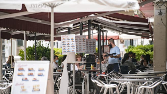 Un camarero atiende a varios clientes en la terraza de un bar en la Plaza Mayor de Ciudad Real (Castilla-La Mancha)