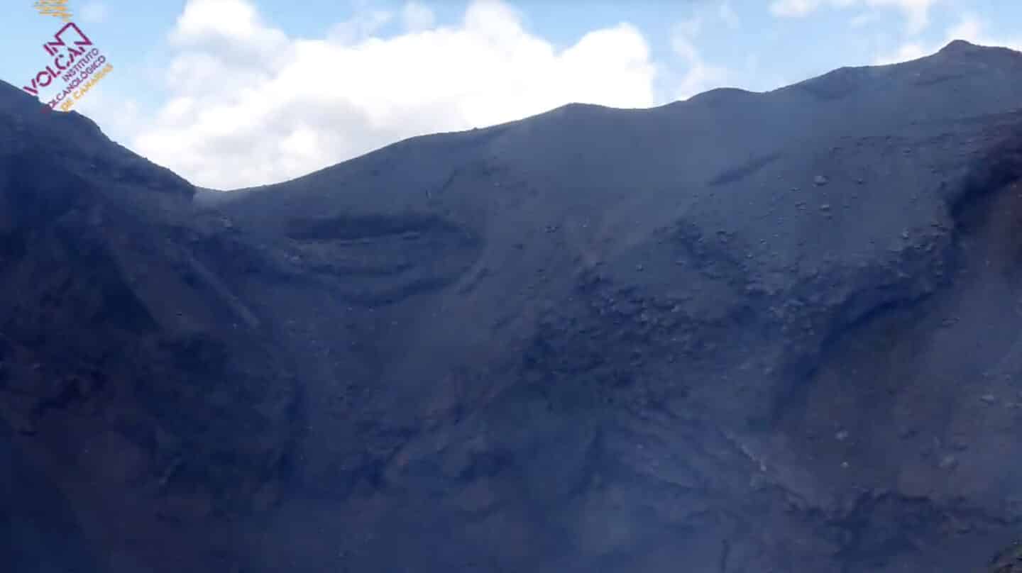 Imágenes del interior del cráter del volcán de Cumbre Vieja