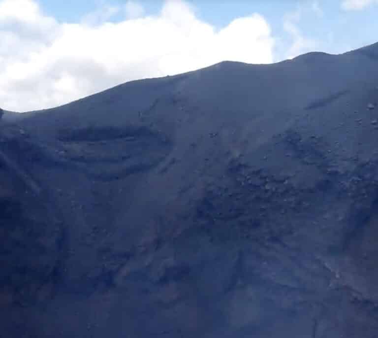 Dentro del cráter del volcán de Cumbre Vieja: "Hace dos días por aquí salía la lava a borbotones"