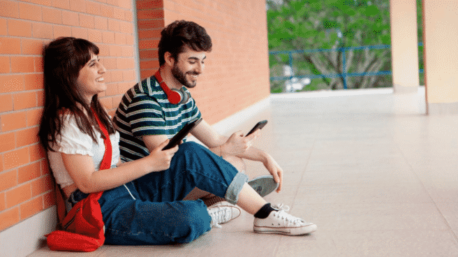 jovenes-banco-santander-tic-empleo-educacion Los jóvenes entre 16 y 29 años están por encima de la media europea en el uso de las tecnologías de la comunicación y la información, pero siguen padeciendo dificultades para acceder al mercado laboral, según el Índice de Desarrollo Juvenil Comparado 2021