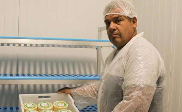 Julio César Leal, en las instalaciones que le ha cedido el Cabildo de La Palma para seguir fabricando queso