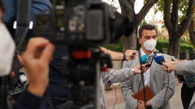 El secretario general del sindicato Jupol, Aarón Rivero, atendiendo a los periodistas.