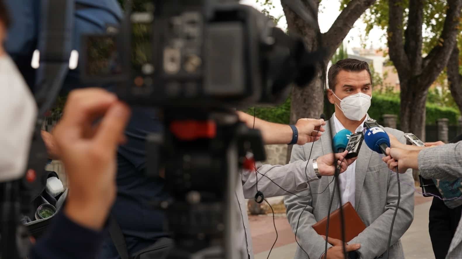 El secretario general del sindicato Jupol, Aarón Rivero, atendiendo a los periodistas.