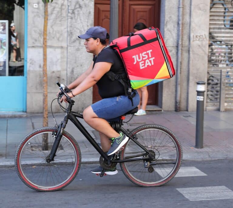 Just Eat cierra con los sindicatos el primer acuerdo colectivo para regular el trabajo de los 'riders'