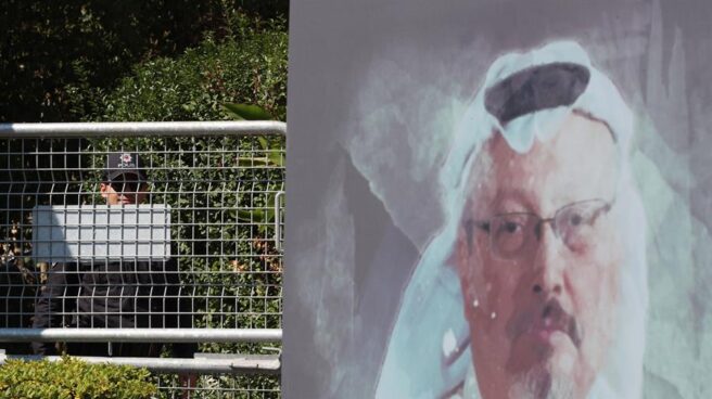 Francia detiene a uno de los sospechosos de asesinar a Khashoggi Cartel con una imagen del periodista saudía asesinado, Yamal Jashogyi.