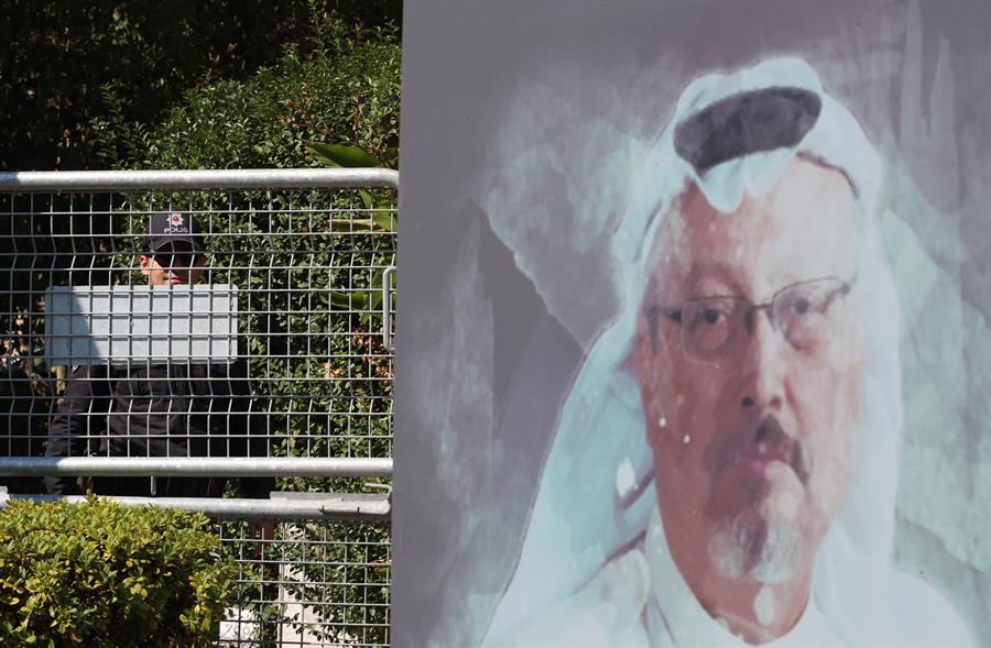 Cartel con una imagen del periodista saudía asesinado, Yamal Jashogyi.
