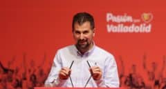 El líder del PSOE de Castilla y León gana el Gordo de la Lotería con un décimo que compró en Atocha