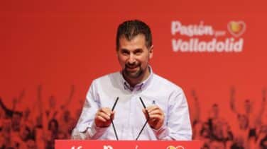 El líder del PSOE de Castilla y León gana el Gordo de la Lotería con un décimo que compró en Atocha