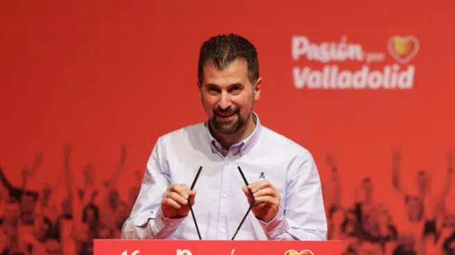El líder del PSOE de Castilla y León gana el Gordo de la Lotería con un décimo que compró en Atocha