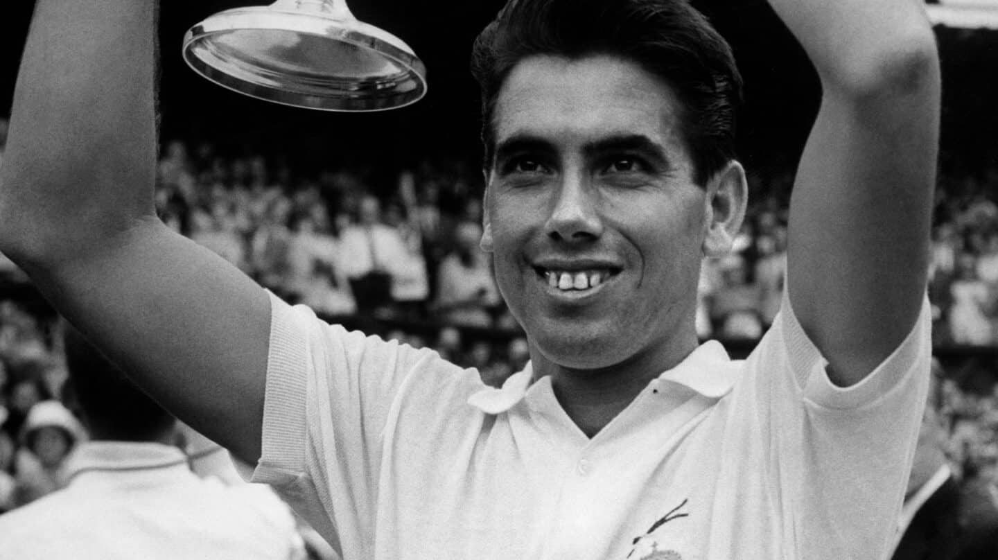 Manolo Santana, con la copa de campeón de Wimbledon 1966