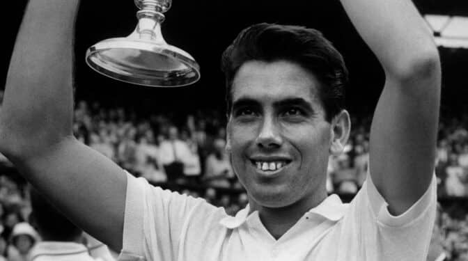 El día que Manolo Santana se hizo una raqueta con una silla y empezó a cambiar la historia del tenis español
