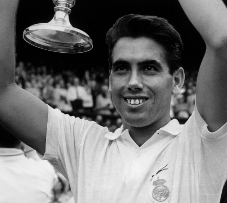 El día que Manolo Santana se hizo una raqueta con una silla y empezó a cambiar la historia del tenis español