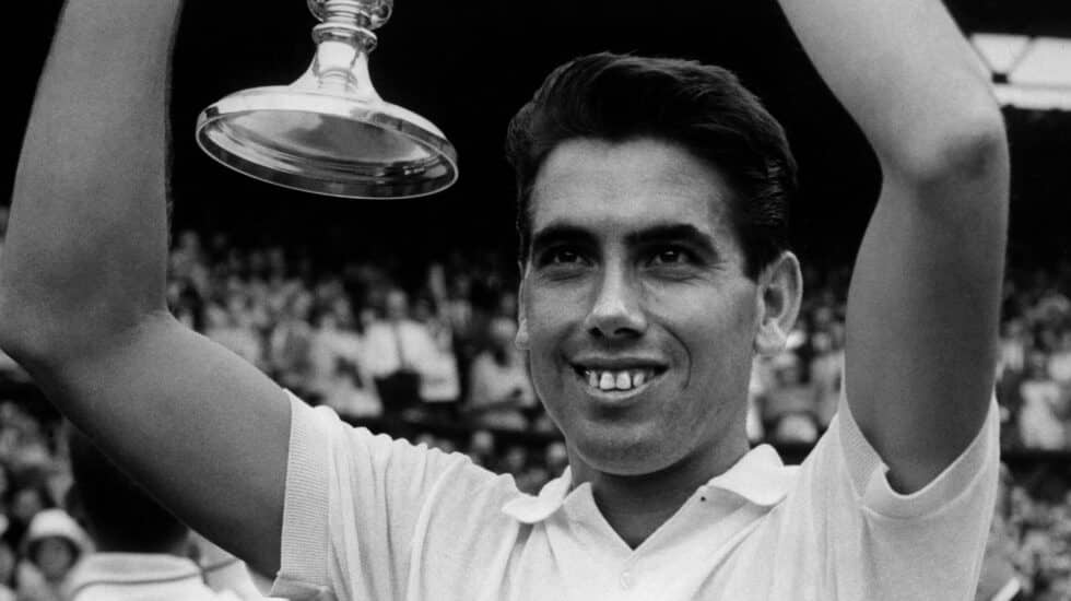 Manolo Santana, con la copa de campeón de Wimbledon 1966