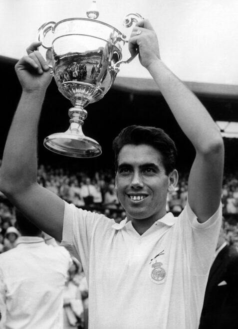 Manolo Santana, con la copa de campeón de Wimbledon 1966