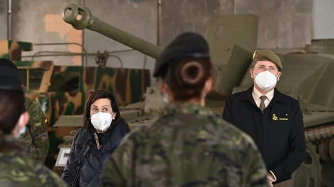 Margarita Robles visita a la Brigada de Infantería Acorazada Guadarrama XII en la base de El Goloso.