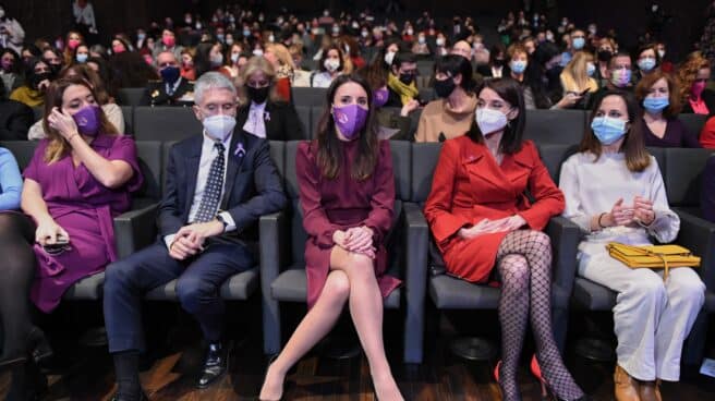 La secretaria de Estado de Igualdad y contra la Violencia de Género, Ángela Rodríguez; el ministro del Interior, Fernando Grande-Marlaska; la ministra de Igualdad, Irene Montero; la ministra de Justicia, Pilar Llop, y la ministra de Derechos Sociales y líder de Podemos, Ione Belarra. La secretaria de Estado de Igualdad y contra la Violencia de Género, Ángela Rodríguez; el ministro del Interior, Fernando Grande-Marlaska; la ministra de Igualdad, Irene Montero; la ministra de Justicia, Pilar Llop, y la ministra de Derechos Sociales y líder de Podemos, Ione Belarra.