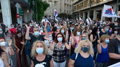 Grecia impone doble mascarilla para entrar a supermercados o al transporte público