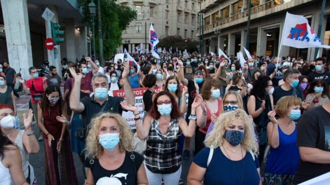 Manifestantes con mascarilla en las calles de Atenas. Manifestantes con mascarilla en las calles de Atenas.
