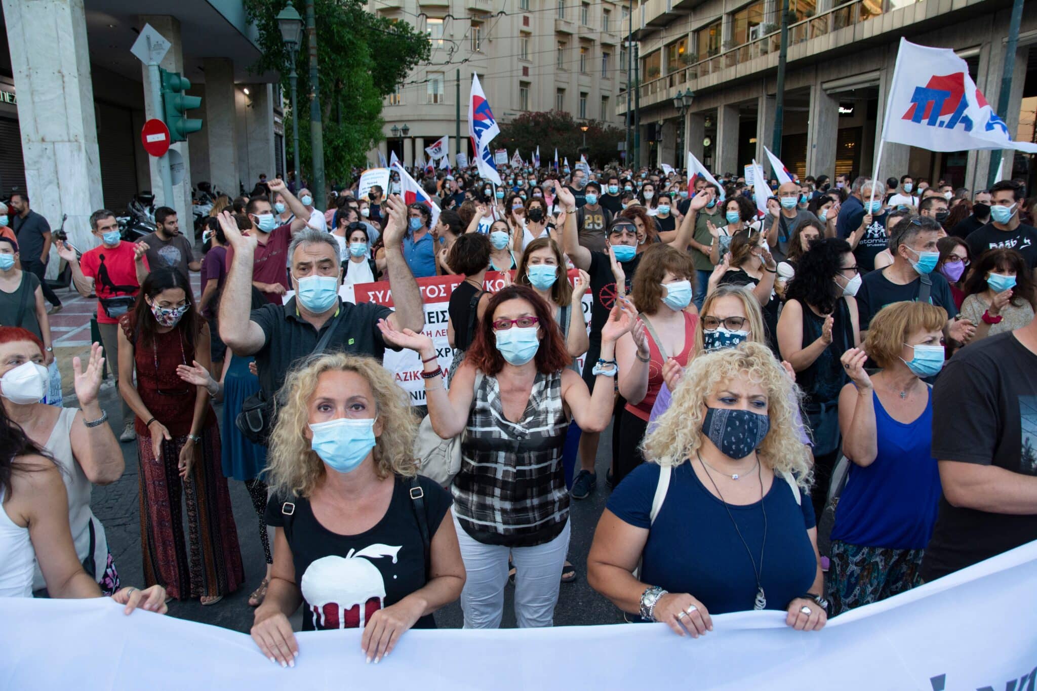 Manifestantes con mascarilla en las calles de Atenas.